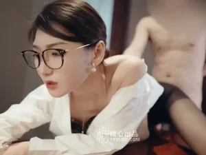 Vào phòng riêng được sếp nữ dâm đãng liếm chim cho
