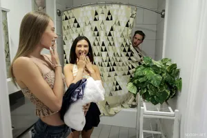 Hai đứa cô bạn gái cùng cha khác mẹ lắm trò