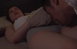 3 ngày ông chồng đi bàn việc làm ăn, vợ yêu ở nhà nữa đêm bị bố gã chồng mò vào phòng