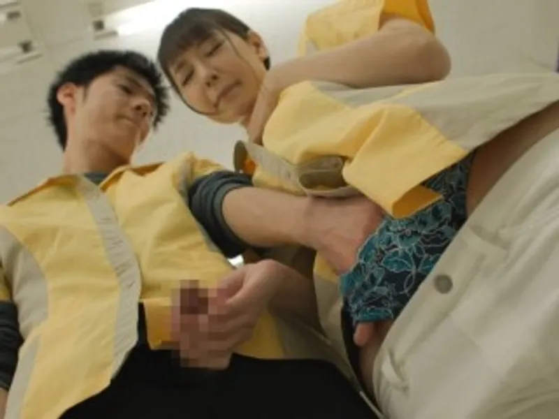 điên cuồng địt đồng nghiệp nữ làm chung công ty dâm đãng trong siêu thị mini