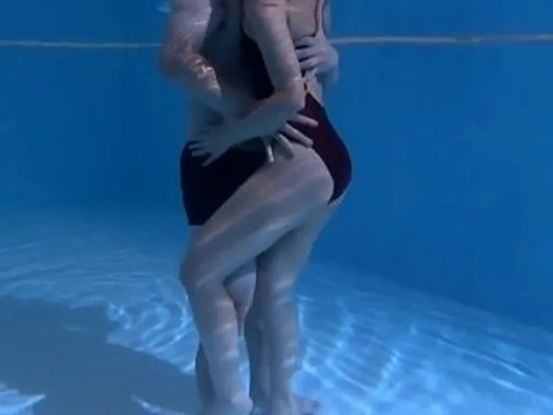 Chồng yêu lạnh nhạt, người vợ "đi ngoài" với hlv dạy bơi