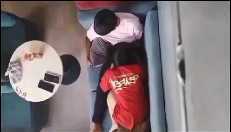 Quay lén em ghệ bú mút cho em người yêu nơi công cộng