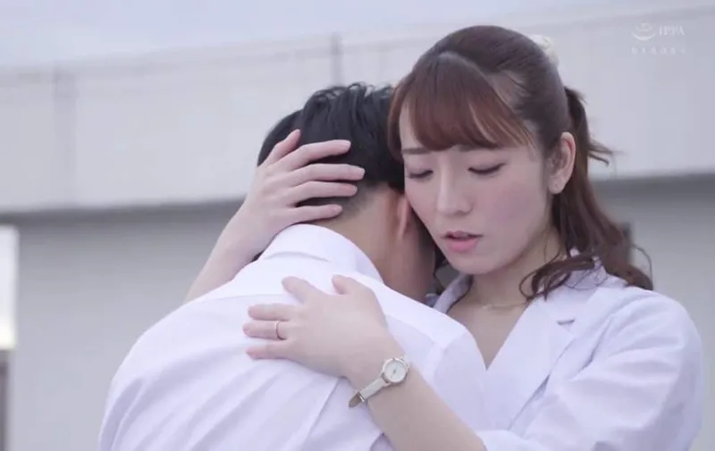 Buồn vì điểm kém, cậu học sinh được cô hộ lý phòng y tế kèm cặp động viên