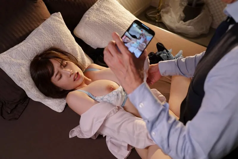 Quản lý chuốc thuốc em thư ký bắt nắc cả đêm khi đi bàn việc làm ăn xa