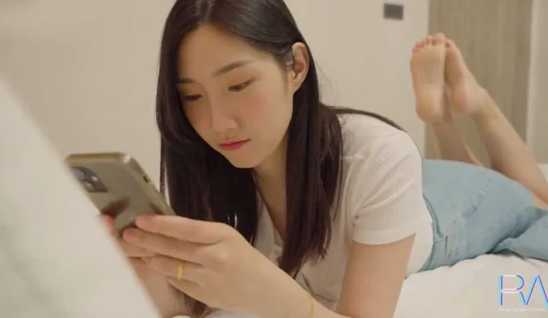 Xinh đẹp nhưng vẫn bị chồng yêu lén lút, bà xã buồn tình cho anh giao hàng làm tình luôn