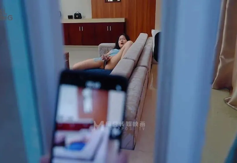 đột nhập nắc em gần nhà đang thủ dâm