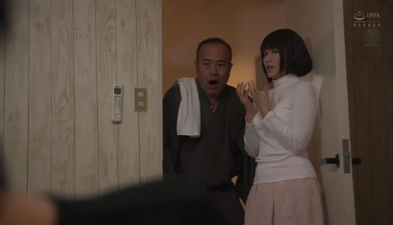 Bố ông chồng gài bẫy vợ của con trai để tống tình mỗi ngày