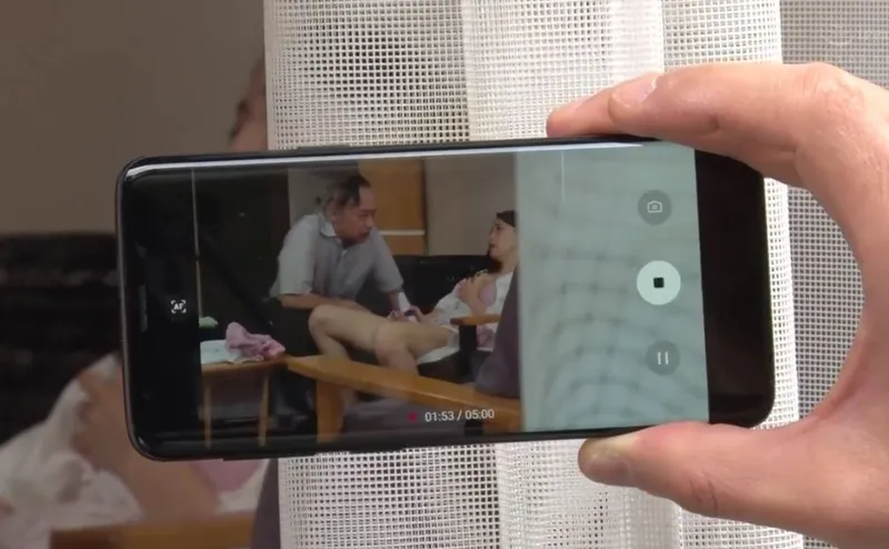 Bạn gái của con trai gian díu với bố ông chồng bị gã tiền bối khu phố phát hiện