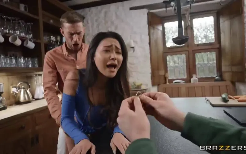 Lên đỉnh khi được bạn gái cầu hôn, nhưng có gì đó sai sai