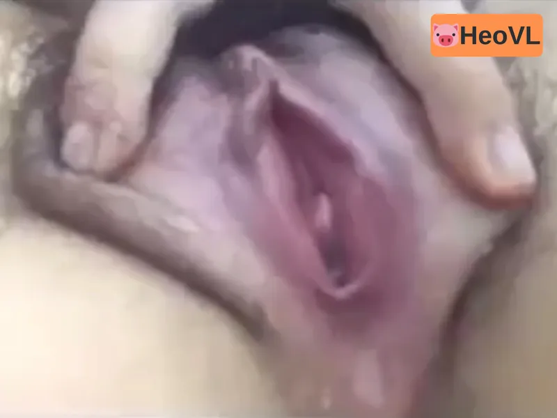 Người tình show cận cảnh cô bé đang thở